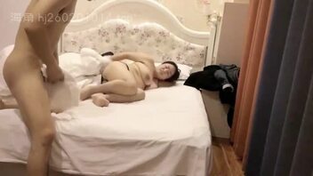 伯父和侄女在厕所疯狂的干逼