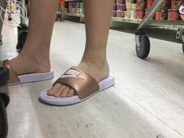 偷拍女大美脚玉足0