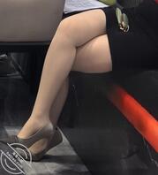 女同事我去她家找了个东西（一个人住），我拉开抽屉里还有跳蛋，真是骚逼0