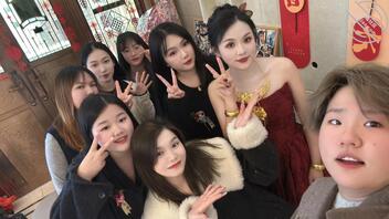 身边的女同学一个成新娘一个是伴娘