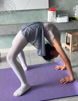 成年舞蹈女儿练习舞蹈，二十岁成年人（搬运）