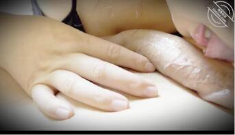 253、家里亲戚刚睡,姐姐就摸我鸡巴,让我欲罢不能,打完炮就撤1