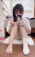 【①】嫩妹学生装，黑丝，白丝，棉袜诱惑！
