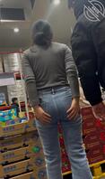 眼镜少妇灰色上衣包裹着大奶子 大屁股也是格外引人注目 竟下意识掰开屁股？2