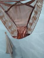 我今年20岁 今天突然拿我妈内裤来闻是不是有点变态，1