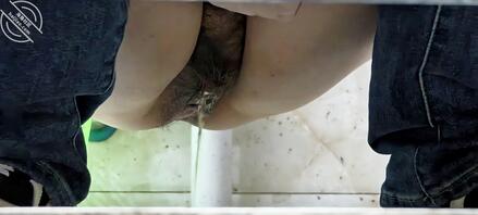 去女同事宿舍，偷拍房间