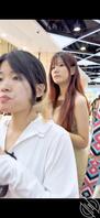 （偷拍美女）包臀裙女大学生和闺蜜逛街，偷拍设备伸到两腿中间拍白色内内1