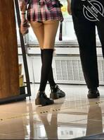 情侣在高铁站露出震惊路人 火辣女友穿另类超短裙露出丰满半球引路人侧目1