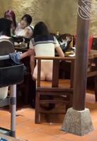 女大学生在餐厅脱裤子发骚，露屁股。不知道喝多了还是做任务。1