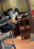 女大学生在餐厅脱裤子发骚，露屁股。不知道喝多了还是做任务。2