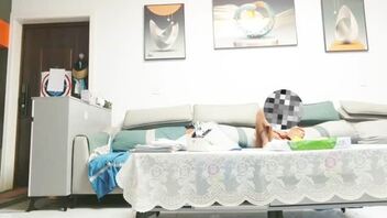 没穿内裤在老弟面前弯腰，后面都这样了为啥他反应没有？是不是跟我妈做过