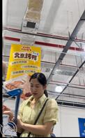 黄裙少妇带骚味的原味内裤扒下来撸一管就爽了。最后一个美女大腿好几处淤青？
