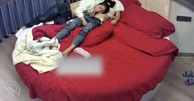 【福利】情侣多日未见，开房见面先抓住男友鸡巴开吃1