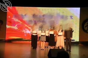 大牛原创21 喝闷酒后使劲抓着女儿的胳膊,跟她面对面说出了内心的想法1