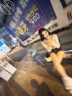 街头偷拍：腿挺长、胸好小