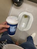 偷拍同事裙底往她咖啡里尿尿