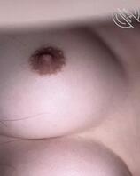 终于还是没忍住，掀开了女儿的内衣！0