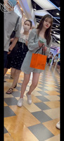 （发视频啦！定期更新！）偷拍抄底极品美女，蓝色裙子长相超美的大骚逼，操她1
