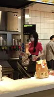 麦当劳的兼职比明星还漂亮啊，身材太完美了！还那么反差！0