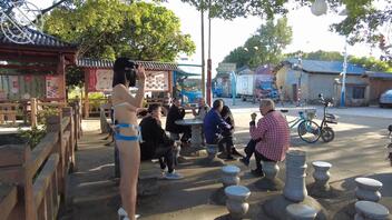 【露出专题】骚逼穿着清凉情趣内衣，大白天公然问路0