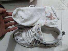 高一表妹放假回家啦，34码的小脚搭配上可爱的花边白棉袜，射在袜子里1