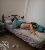 趁着骚妈睡觉偷拍，分享给大家2