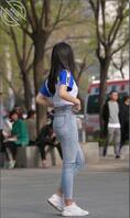 在街上给路人秀一字马的舞蹈美女1