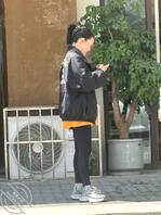 拍bb被发现了后面还拍我，紧身裤小骚货，少妇0