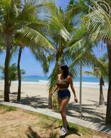 来一组海边清凉风，别总瑜伽裤了，以前的一个男友跟我去海边都脸红，哈哈。2