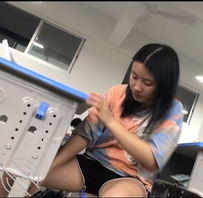 偷拍齐逼超短裤女大