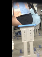 偷拍齐逼超短裤女大1