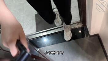 小朱老师穿瑜伽服被我狂操的淫水连连，老公问她最近逼怎么有点松0