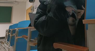 大学生在教室露出0