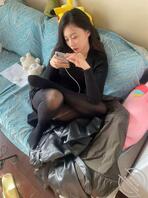 小姨干什么啊，在沙发上坐的好骚0