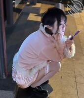 公交车站等车的小太妹、大冬天的下面就穿个袜子啊、也不知道里面穿内裤没