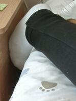 妹妹穿袜子的生活照片1