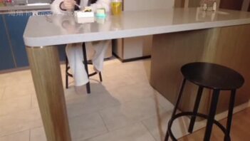 [淫妻原创]老婆玩游戏输了，惩罚脱光衣服换上白色丝袜伺候男人。