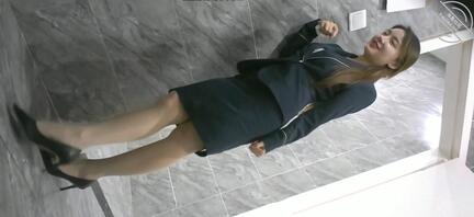 精品厕拍，极品ol少妇 人美逼黑，好像被发现了