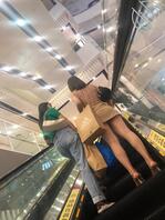 商场扶梯上偷拍极品少妇没穿内裤
