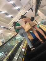 商场扶梯上偷拍极品少妇没穿内裤2