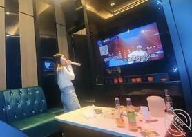 老婆昨晚陪领导唱歌，唱着唱着就被草了，回家了，领导发她被草的视频，我继续2