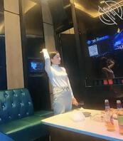 老婆昨晚陪领导唱歌，唱着唱着就被草了，回家了，领导发她被草的视频，我继续