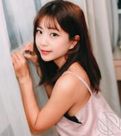 “清新少女”房内“猫式耍性感”,网友狂点赞:这才是梦中情人!2