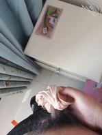 尿到骚妈的刷牙杯里面,然后拿骚妈的内裤打飞机然后射到上面0