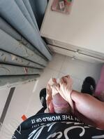 尿到骚妈的刷牙杯里面,然后拿骚妈的内裤打飞机然后射到上面1