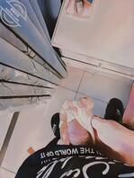 尿到骚妈的刷牙杯里面,然后拿骚妈的内裤打飞机然后射到上面2