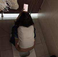 四川大学校花在厕所玩儿手机被偷拍，屁股白嫩，骚逼真好看，腿长身材好。2