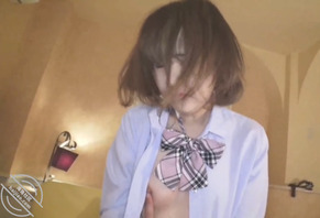 短发女生不脱校服第一次体验大鸡巴无套內射1