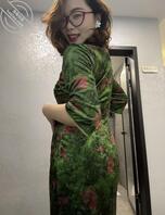 妈妈经常在朋友圈发一些看起来正常，但我觉得擦边的话2