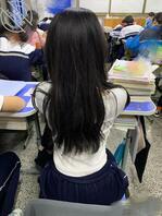 女粉投稿：学校偷拍，学生就是嫩啊